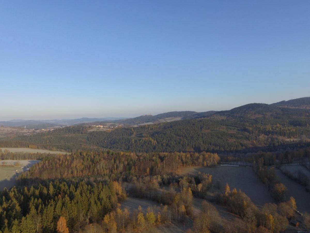 Abgeschiedene Ferienwohnung Im Boehmerwald Kasperske Hory Esterno foto
